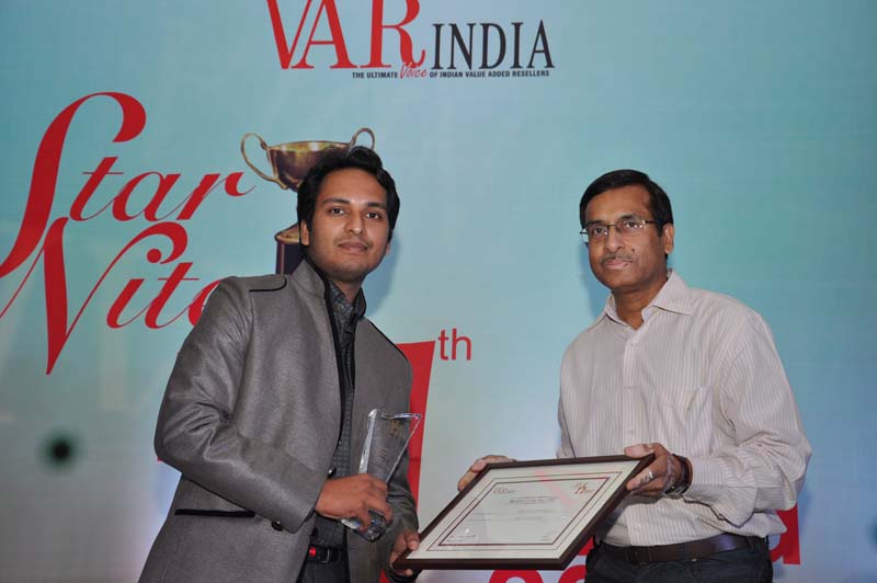 Mr. A K Sablania,GGM-RAILTEL Corporation Of India giving away award to SANDISK